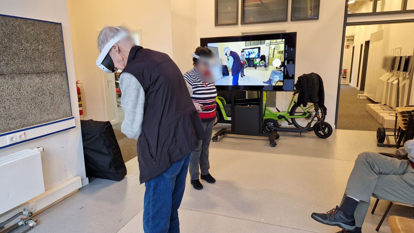 Zwei Kursteilnehmende erkunden mit VR-Brillen einen virtuellen Raum